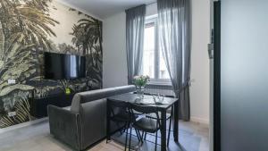 A seating area at Cavour 82 Még 37 kép