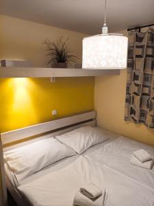 Postel nebo postele na pokoji v ubytování Charles Bridge Hostel & Apartments