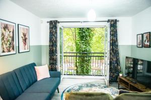 sala de estar con sofá y ventana grande en Pipkin Place Serviced Apartment Coventry, en Coventry