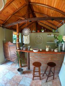 eine Küche mit einem Tisch und zwei Hockern in der Unterkunft Posada Vieja Estancia in Santa Rosa de Calamuchita + 30 Fotos