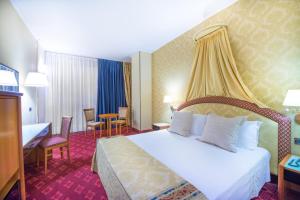 Postel nebo postele na pokoji v ubytování Admiral Art Hotel