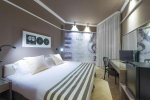 Postel nebo postele na pokoji v ubytování Admiral Art Hotel