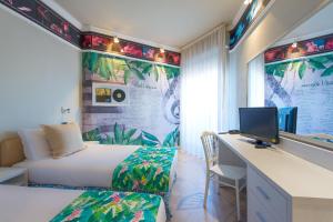 TV a/nebo společenská místnost v ubytování Admiral Art Hotel