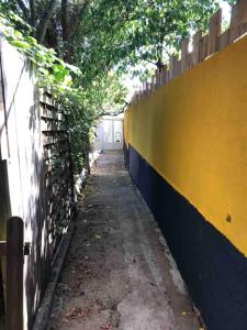 eine gelbe und blaue Wand neben einem Zaun in der Unterkunft La Janvraie in Nantes