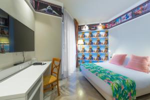 Postel nebo postele na pokoji v ubytování Admiral Art Hotel