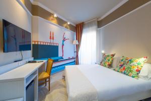 Postel nebo postele na pokoji v ubytování Admiral Art Hotel