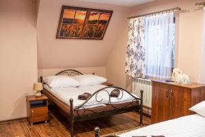 sypialnia z dwoma łóżkami i oknem w obiekcie Pokoje Gościnne Skalne Podhale w Bukowinie Tatrzańskiej