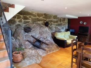 una sala de estar con una gran chimenea de piedra. en Quinta da Rocha, en Crecíente