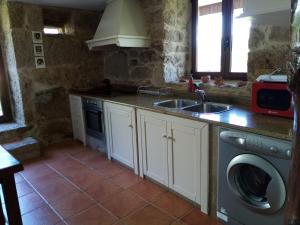 CrecíenteにあるQuinta da Rochaのシンクと洗濯機付きのキッチン +11枚の写真