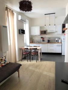 - une cuisine et une salle à manger avec une table et des chaises dans l'établissement Appt 2 chambres au centre ville 3è, à Marseille