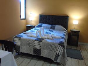 1 dormitorio con 1 cama con toallas en Bella Luna en San Marcos Sierras