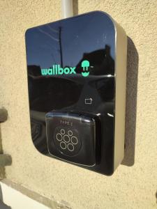 a wall box with a wall phone on it at Joli appartement avec jardin-terrasse privé in Brest