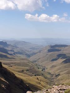 una vista sul deserto dalla cima di una montagna di Sani's Rest a Himeville