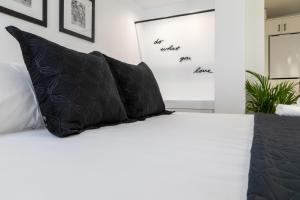Tempat tidur dalam kamar di Stipa luxury apartment
