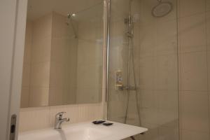 Et badeværelse på Hotel Porto Interface Trindade By Kavia
