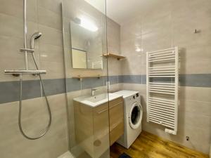 a bathroom with a sink and a washing machine at REF 148 Appartement vue mer pour six personnes plage du Fogeo à pieds Port Crouesty ARZON in Arzon