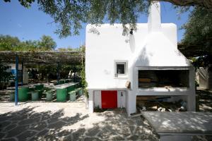 a pizza oven in a yard with some trash at Camping Koula in Parikia