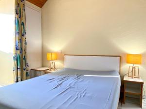 a bedroom with a bed and two lamps on tables at REF 148 Appartement vue mer pour six personnes plage du Fogeo à pieds Port Crouesty ARZON in Arzon
