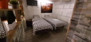 una camera da letto con un letto con un piumone bianco e nero di Éco Gîtes Aubelrando & villa-bocage ad Aubel