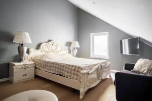 En eller flere senge i et værelse på Exclusive House in Steninge Marina , Märsta