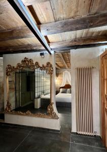 パレルモにあるGuccia homeのベッド付きの部屋に大きな鏡