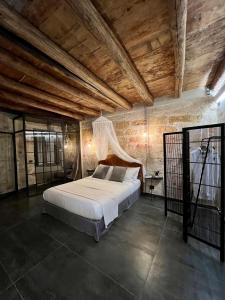 パレルモにあるGuccia homeのベッドルーム(蚊帳付きのベッド付)