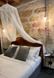 パレルモにあるGuccia homeのベッドルーム(蚊帳付きのベッド付)