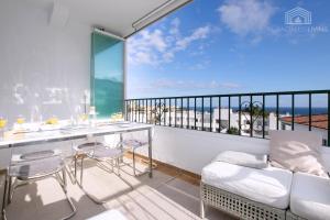 Balkón alebo terasa v ubytovaní Scandinavian style apartment with amazing sea views and south west facing sunny terrace in Miraflores walking distance to the beach!