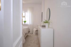 Kúpeľňa v ubytovaní Scandinavian style apartment with amazing sea views and south west facing sunny terrace in Miraflores walking distance to the beach!