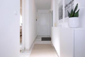 Fotografia z galérie ubytovania Scandinavian style apartment with amazing sea views and south west facing sunny terrace in Miraflores walking distance to the beach! v destinácii Málaga