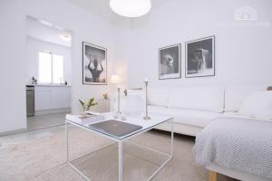 Posedenie v ubytovaní Scandinavian style apartment with amazing sea views and south west facing sunny terrace in Miraflores walking distance to the beach!