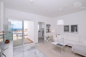 TV a/nebo společenská místnost v ubytování Scandinavian style apartment with amazing sea views and south west facing sunny terrace in Miraflores walking distance to the beach!