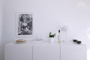 Nápoje v ubytovaní Scandinavian style apartment with amazing sea views and south west facing sunny terrace in Miraflores walking distance to the beach!