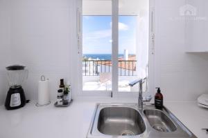 Kuchyňa alebo kuchynka v ubytovaní Scandinavian style apartment with amazing sea views and south west facing sunny terrace in Miraflores walking distance to the beach!