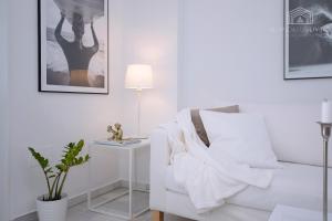 Posedenie v ubytovaní Scandinavian style apartment with amazing sea views and south west facing sunny terrace in Miraflores walking distance to the beach!