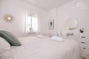 Posteľ alebo postele v izbe v ubytovaní Scandinavian style apartment with amazing sea views and south west facing sunny terrace in Miraflores walking distance to the beach!