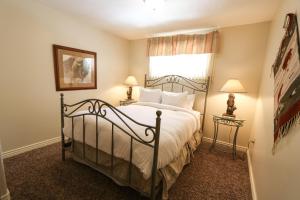 a bedroom with a bed and two lamps and a window at South Fork Cabin in West Yellowstone +15 photos