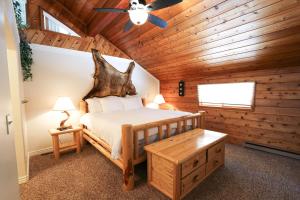 a bedroom with a bed in a log cabin at South Fork Cabin in West Yellowstone