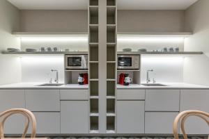 A kitchen or kitchenette at Weflating City Center