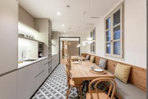 A kitchen or kitchenette at Weflating City Center