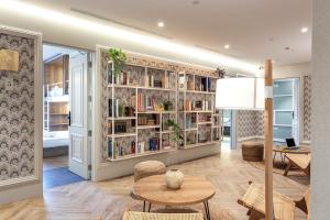 The library in Az apartmant