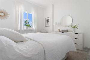 Posteľ alebo postele v izbe v ubytovaní Scandinavian style apartment with amazing sea views and south west facing sunny terrace in Miraflores walking distance to the beach!