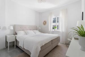 Postel nebo postele na pokoji v ubytování Scandinavian style apartment with amazing sea views and south west facing sunny terrace in Miraflores walking distance to the beach! + 29 fotografií