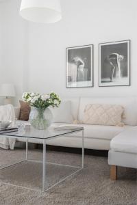 Posedenie v ubytovaní Scandinavian style apartment with amazing sea views and south west facing sunny terrace in Miraflores walking distance to the beach!