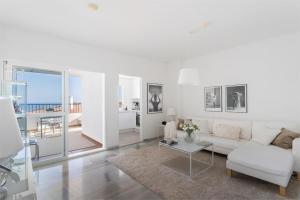 Posedenie v ubytovaní Scandinavian style apartment with amazing sea views and south west facing sunny terrace in Miraflores walking distance to the beach!