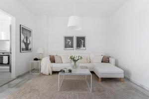 Posedenie v ubytovaní Scandinavian style apartment with amazing sea views and south west facing sunny terrace in Miraflores walking distance to the beach!