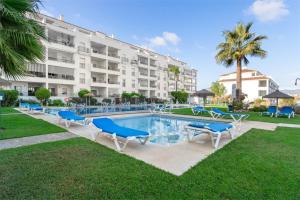 Bazén v ubytování Scandinavian style apartment with amazing sea views and south west facing sunny terrace in Miraflores walking distance to the beach! nebo v jeho okolí