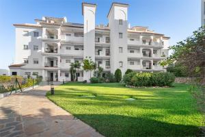 Zahrada ubytování Scandinavian style apartment with amazing sea views and south west facing sunny terrace in Miraflores walking distance to the beach!