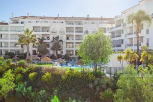 Bazén v ubytovaní Scandinavian style apartment with amazing sea views and south west facing sunny terrace in Miraflores walking distance to the beach! alebo v jeho blízkosti