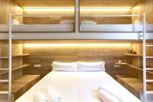 A bed or beds in a room at Weflating City Center